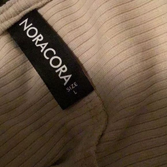 Nora Cora Bat Wing top with lace detail on arms NWT - Picture 13 of 13